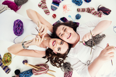 Uzzini, kāpēc adīšana un tamborēšana 2026. gadā ir viens no labākajiem hobijiem – miers, radošums, ilgtspēja un kopiena. Yarnstreet.